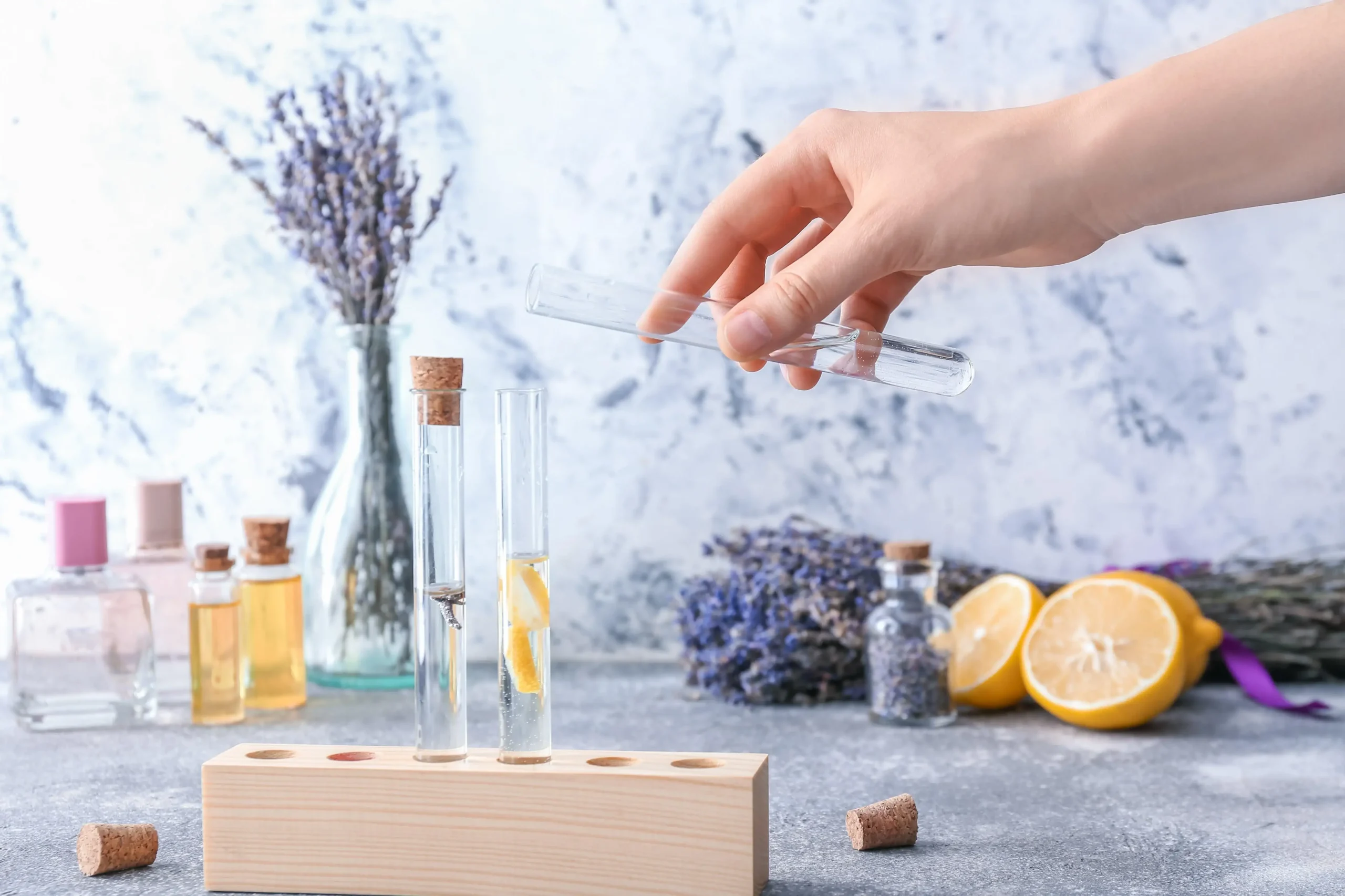 چگونه عطر بسازیم؟ راهنمای جامع ساخت عطر شخصی در خانه